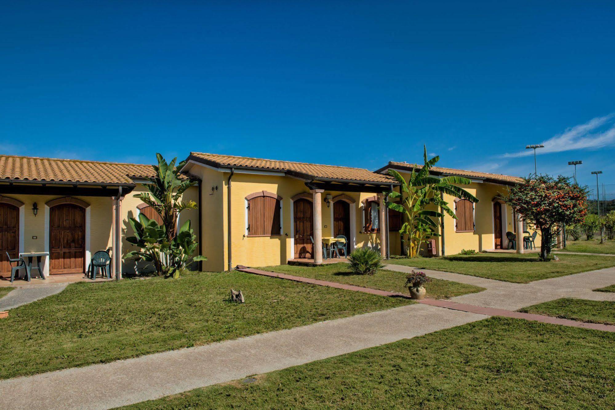 Hotel Perda Rubia San Giovanni Suergiu Bagian luar foto